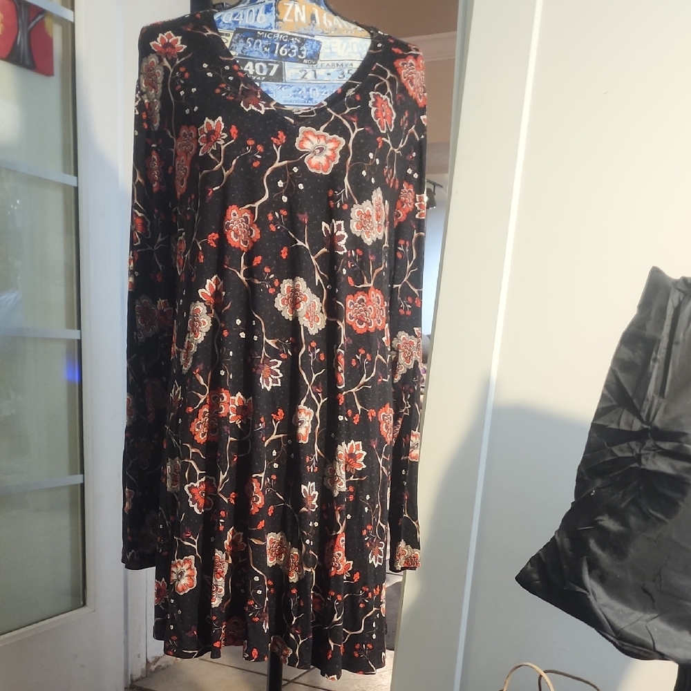 Lane Bryant Black and Red Floral Tunic😀🤩🤩